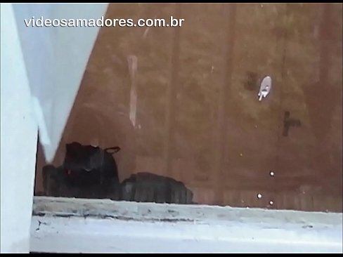 ❤️ Home cachondo mirando á súa moza con outro mozo, gravando un vídeo de carallo sen molestar á parella Vídeo porno en nós ❤