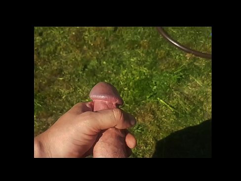 ❤️ A guapa quente recibe o seu coño rosa fodido e corre cun chorro nun xardín de verán Vídeo porno en nós ❤