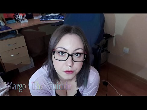 ❤️ Moza sexy con lentes chupa un consolador profundamente ante a cámara Vídeo porno en nós ❤