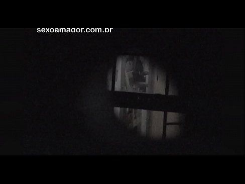 ❤️ Blondie é gravada en segredo por un voyeur do barrio escondido detrás de ladrillos ocos Vídeo porno en nós ❤