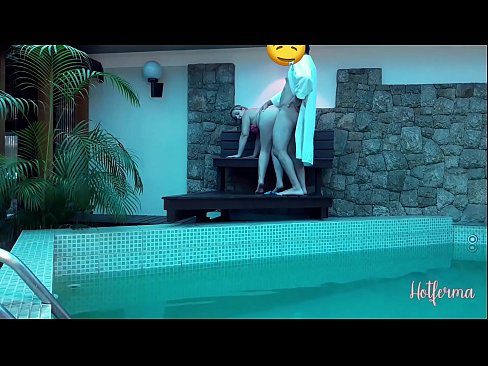 ❤️ O xefe invita a criada á piscina, pero non puido resistirse a un quente Vídeo porno en nós ❤